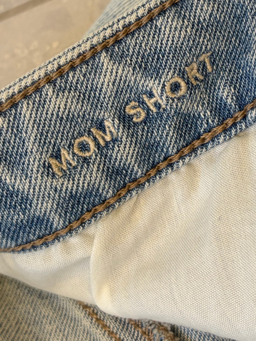 EUC American Eagle Mom Shorts Size 8 Light Wash Distressed Stretch Cuffed Denim - Picture 4 of 5
